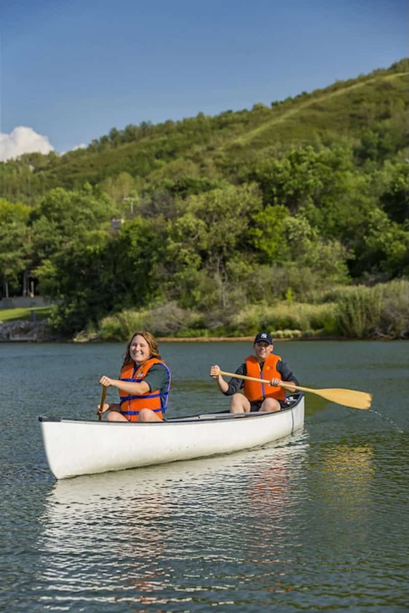 Kanufahrt auf dem Echo Lake / Pasqua Lake im Echo Valley Provincial Park.