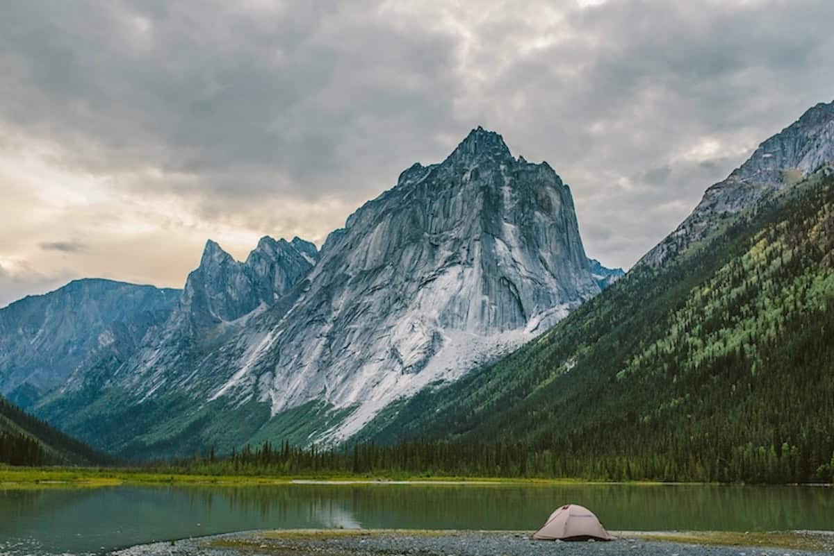 Riesige Felsen im Nahanni Natioal Park Reserve. Panoramabild.