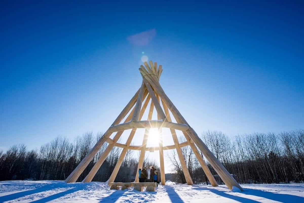 Riesentipi aus Holz in Ehdaa National Historic Side durch das die Sonne scheint.