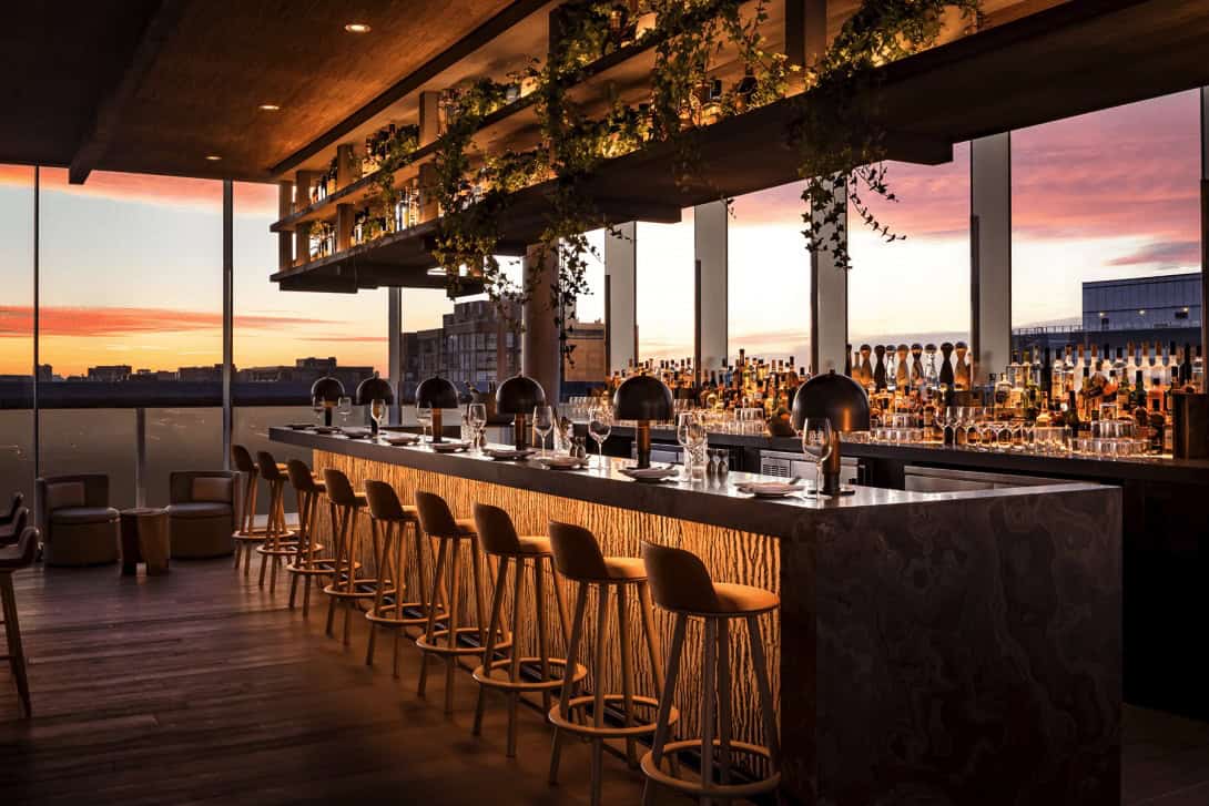Bar von Harriet's Rooftop in Toronto bei Sonnenuntergang