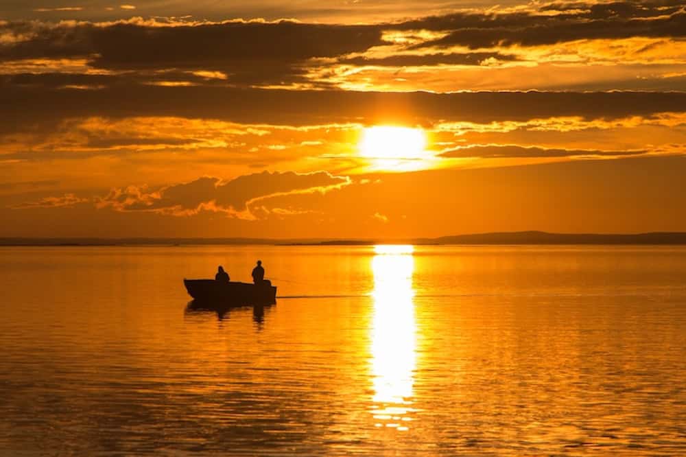 Angeln um Mitternacht in den NWT.