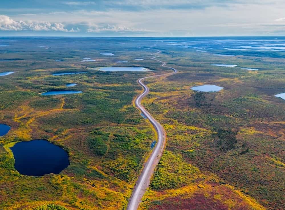 Blick von oben auf den Dampster Highway in den NWT.
