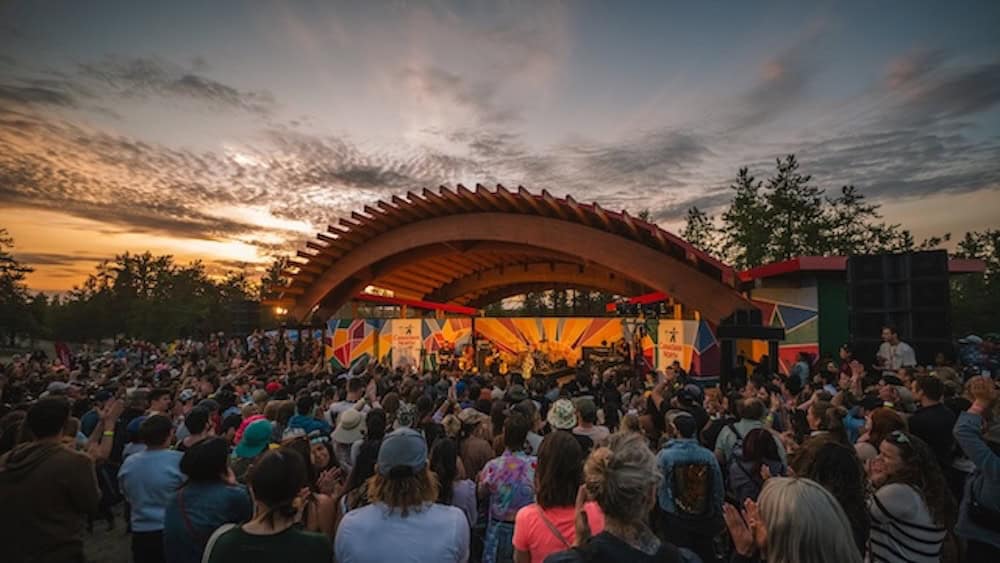 Bühne bei Sonnenuntergang auf dem Folk on the Rock Music Festival in NWT.
