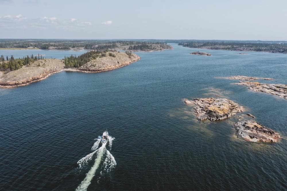 Ein Boot fährt über den Great Slave Lake in den NWT.