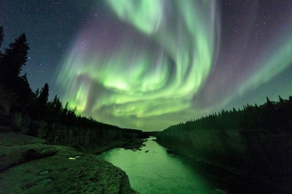 Nordlichter über Twin Falls George Territorial Park in den NWT.