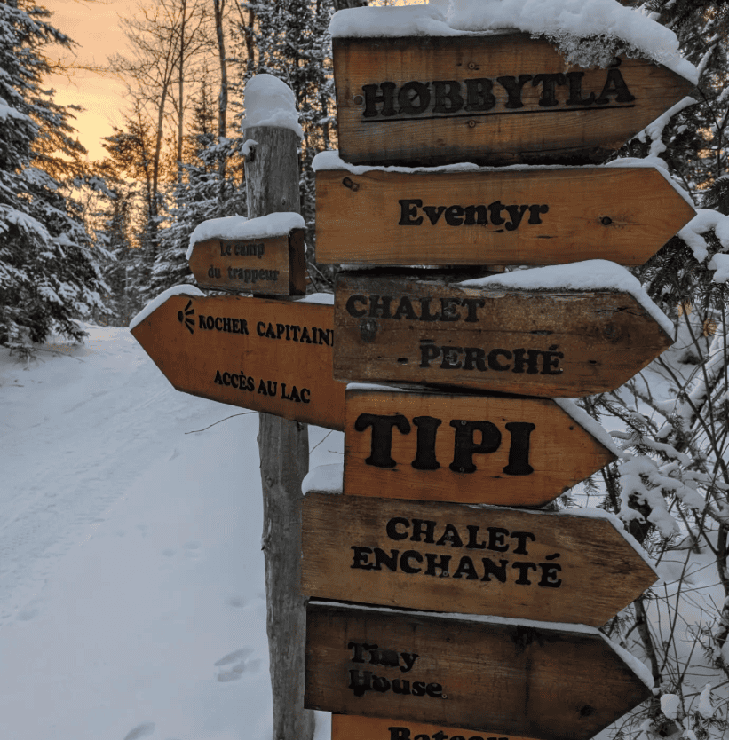 Wegweiser in Les Toits du Monde in Québec.