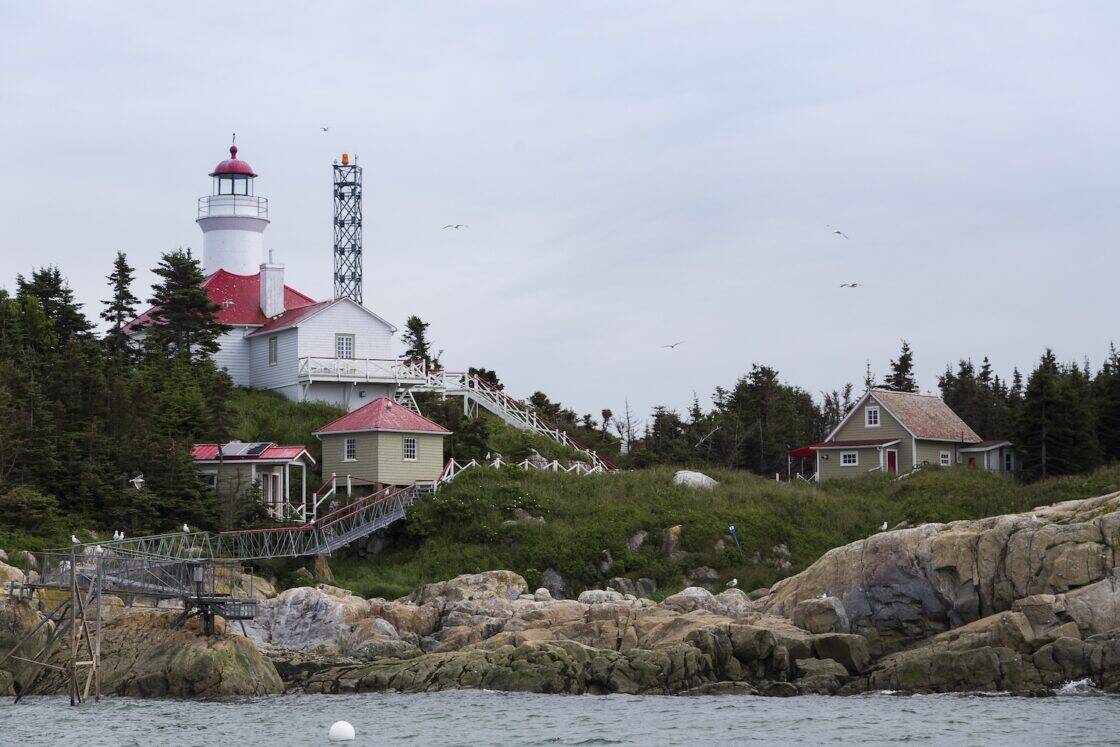 Blick auf den Leuchtturm am Pot à l'Eau-de-vie un Sankt Lorenz Strom in Québec.