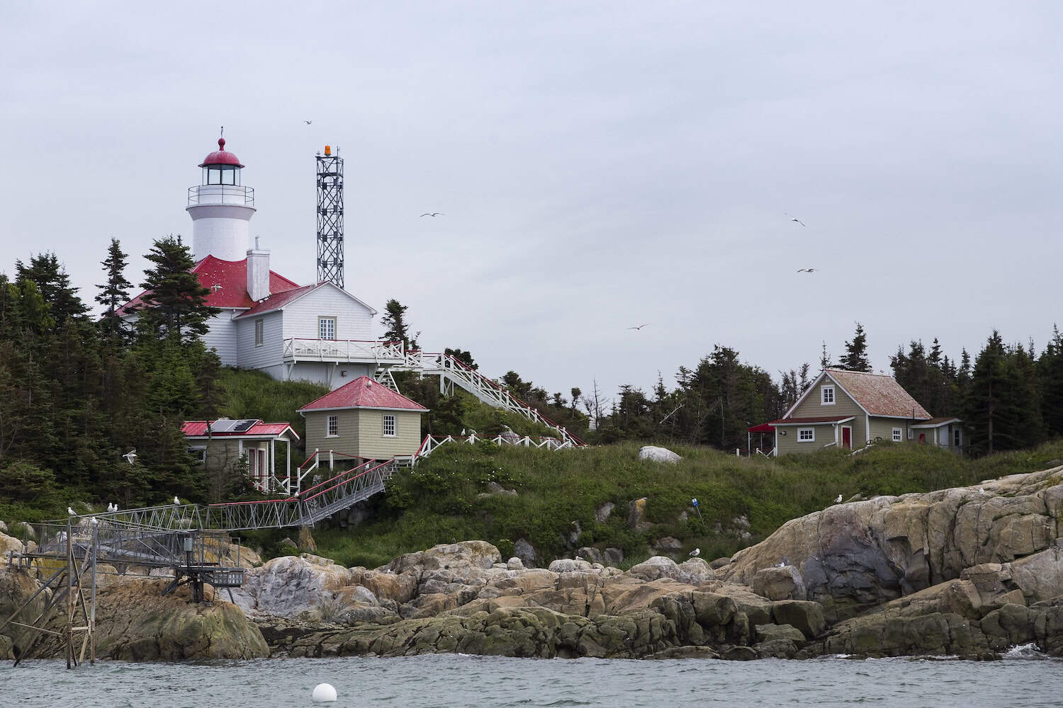 Blick auf den Leuchtturm am Pot à l'Eau-de-vie un Sankt-Lorenz-Strom in Québec.
