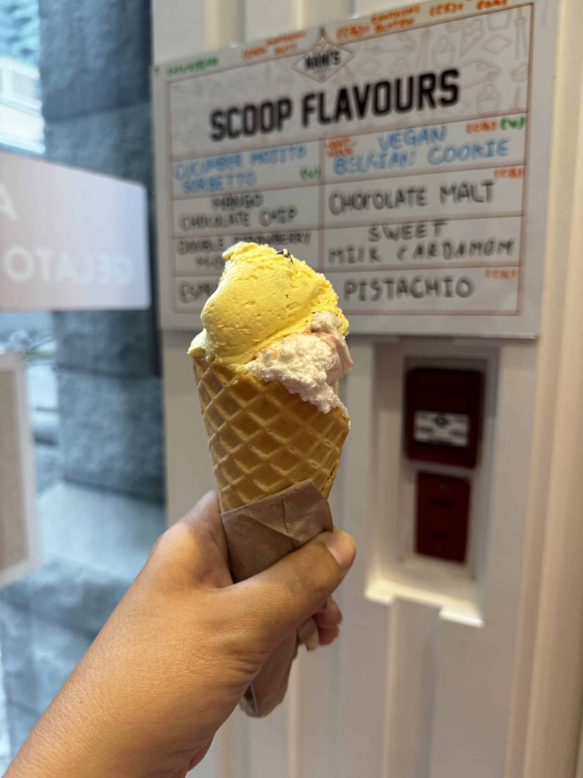 Eis mit zwei Kugeln in Torontos Eisladen Honey's Ice Cream