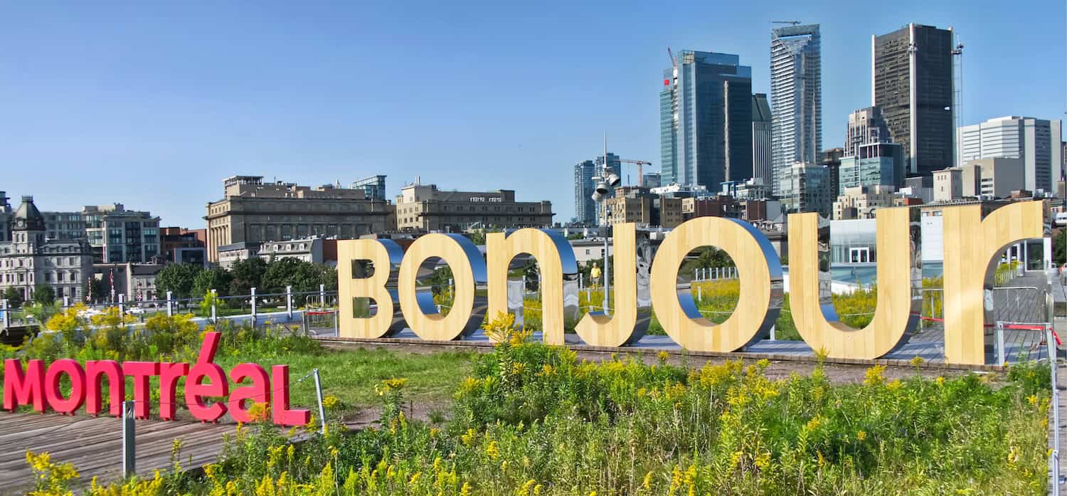 Bonjour-/Willkommens-Schriftzug vor Montréal.