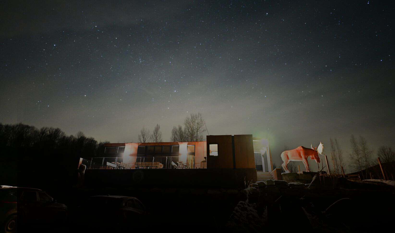 Naturresort Au Diable Vert in Sutton bei Nacht.