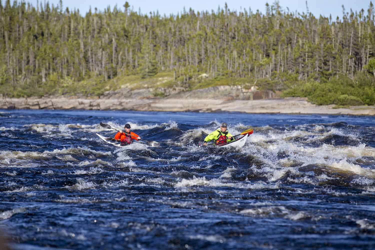 Zwei Person fahren mit dem Kajak über das Meer des Sankt-Lorenz-Stroms in Québec.