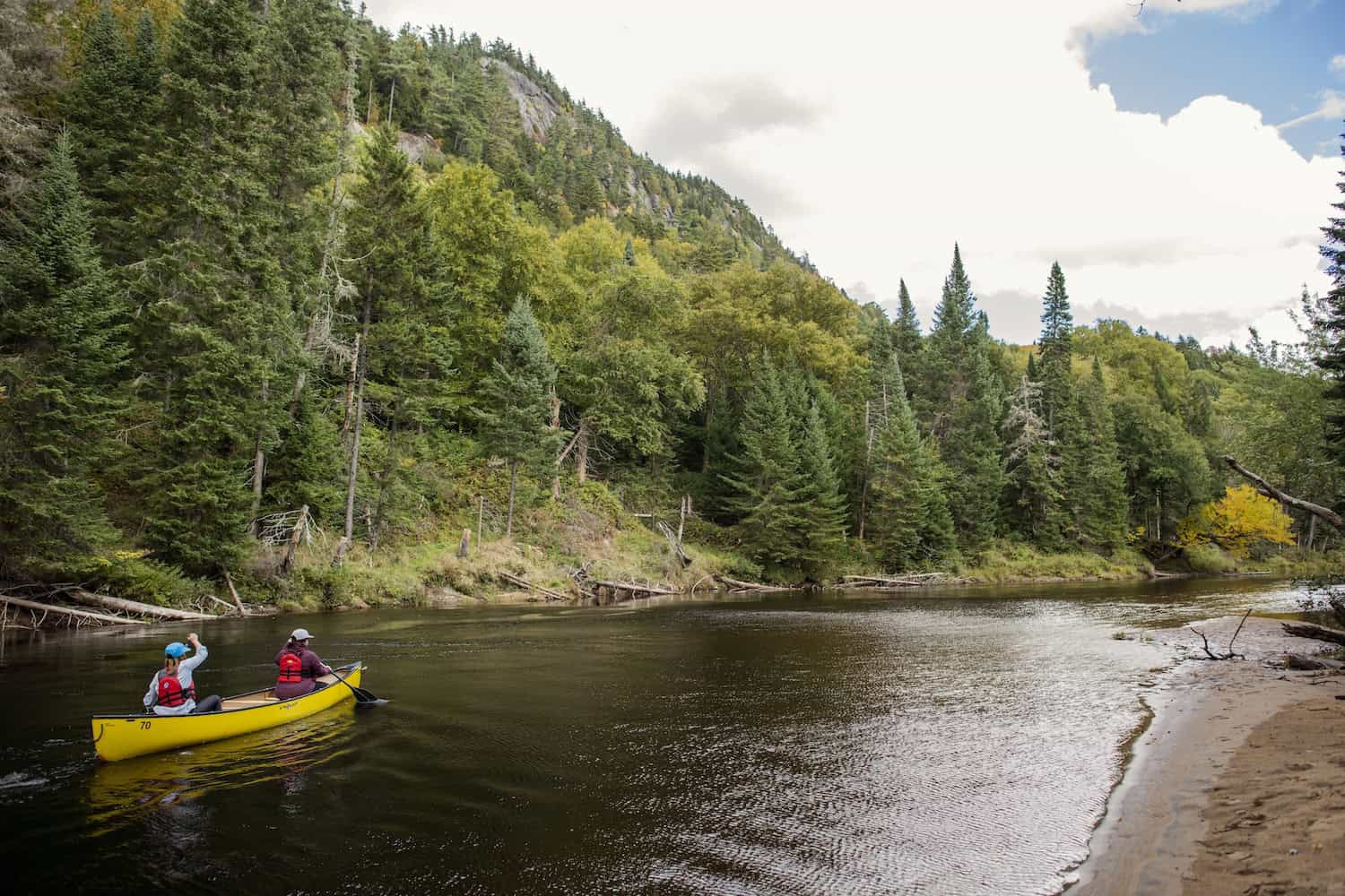 Kanutour über einen Fluss in der Region Laurentides in Québec, Kanada.