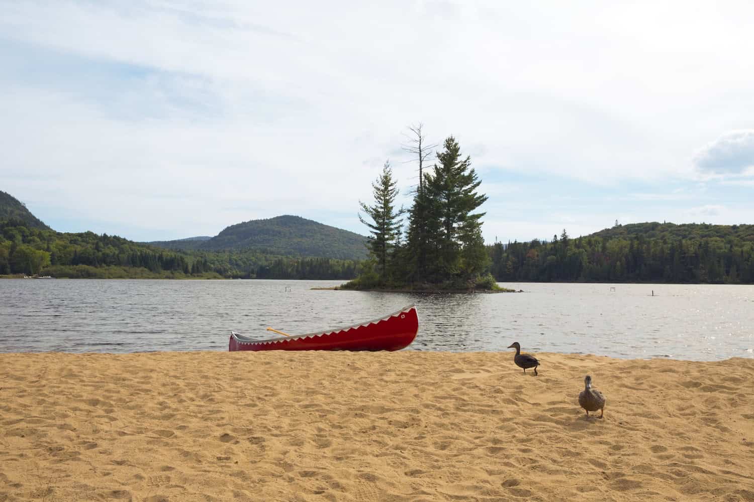 Kanu liegt an Sandstrand in der Region Laurentides.
