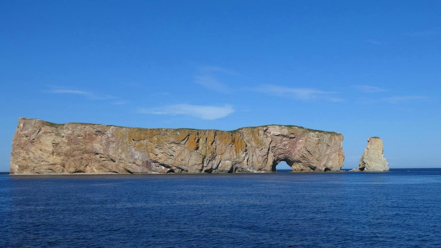 Rocher Percé liegt im Sankt-Lorenz-Strom in Québec.