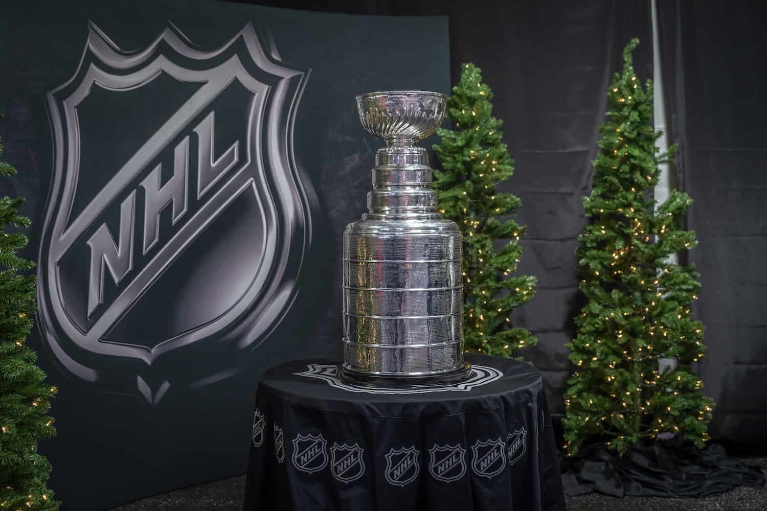 Der Stanley Cup steht vor NHL Aufschrift in Boston.
