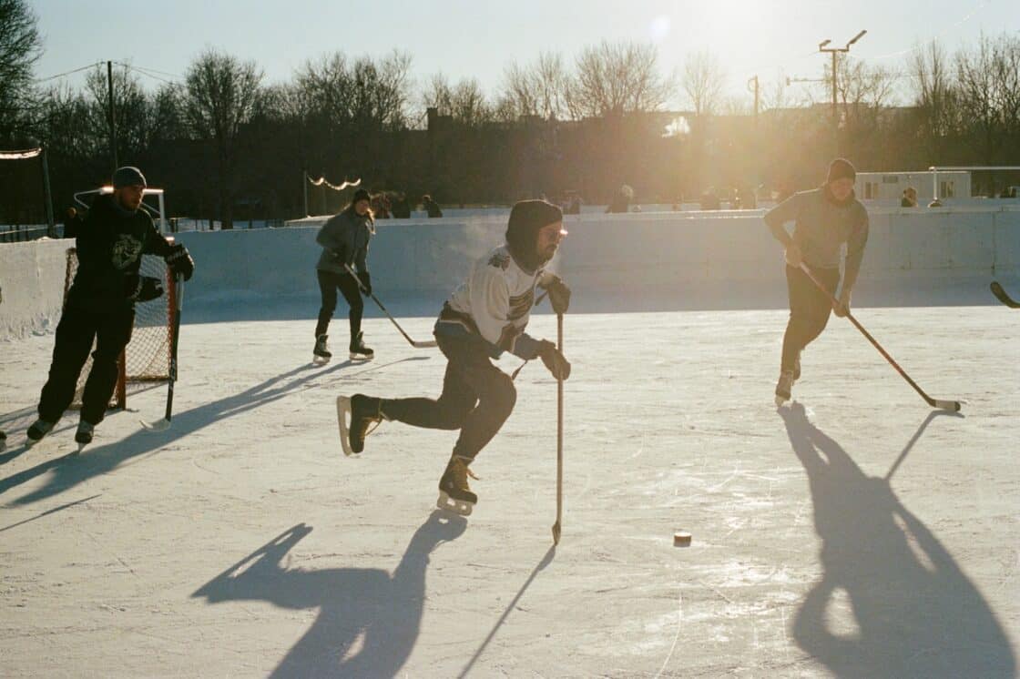 Menschen spielen Eishockey in Montreal.