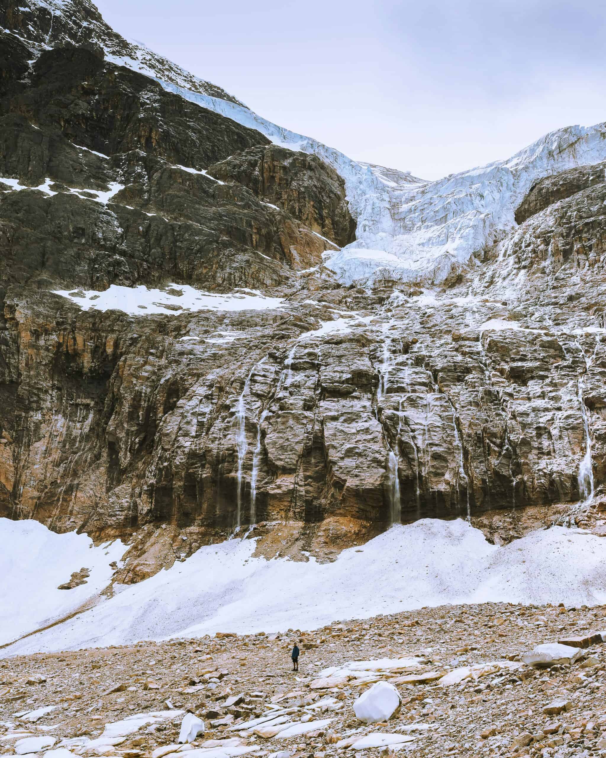 Person steht auf dem Mount Edith Cavell im Jasper National Park in Alberta. 