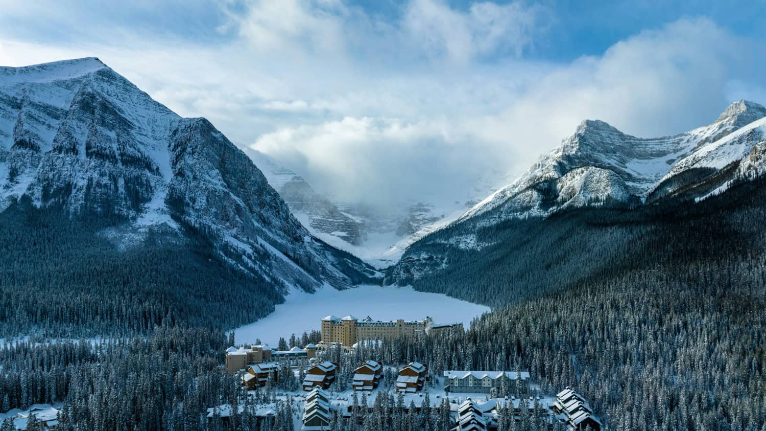 Das Fairmont Chateau Lake Louise von oben. Umgeben von den Rocky Mountains.