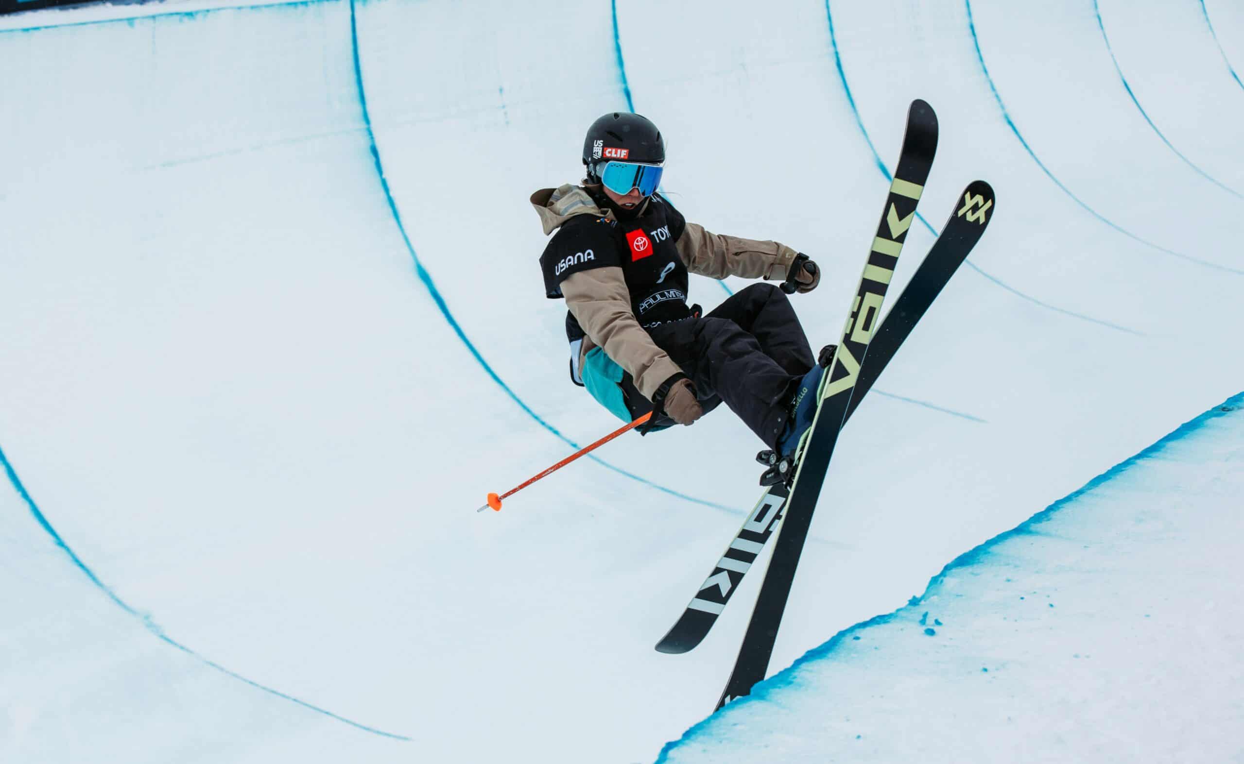 Skifahrerin in Superpipe. 